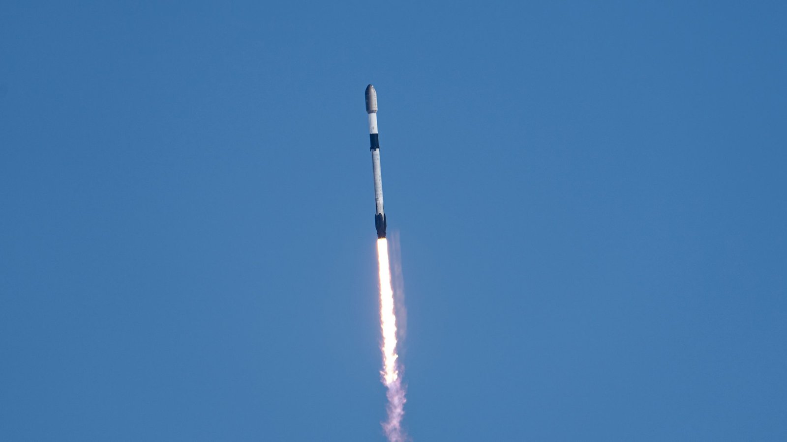 SpaceX launches 24 Starlink satellites to orbit from California (video)